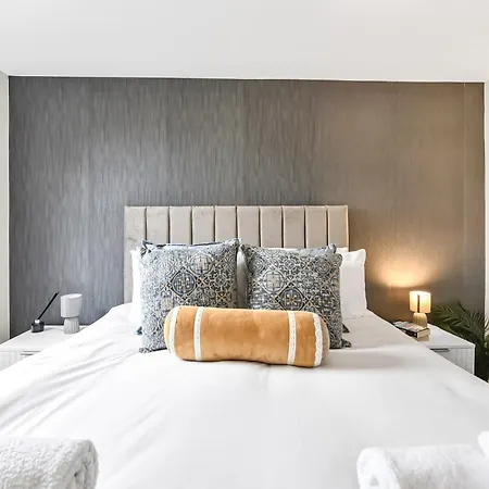 Cozy & Contemporary 2-Br Flat Near Shops & Transit Apartamento
